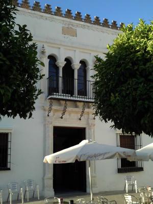 Puerta del palacio del conde-duque de Olivares, con un pórtico de mármol blanco.