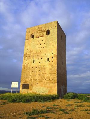 Torre de San Antonio. Se trata de una torre mocha (sin almenas) construida por los musulmanes en el siglo XII.