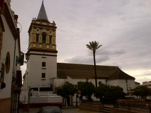 Vista de la iglesia de Santa María, en Sanlúcar la Mayor.