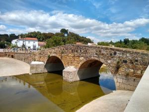 Puente sobre el río Galindón.