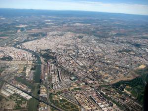 Vista aérea parcial de la ciudad con el puerto de Sevilla al sur