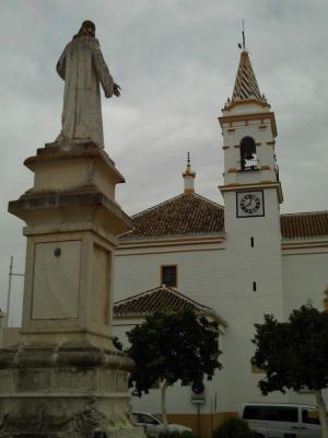 Monumento al Sagrado Corazón e iglesia de Nuestra Señora de la Estrella en la localidad.
