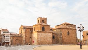 Iglesia de San Miguel y su torre románica del siglo XII