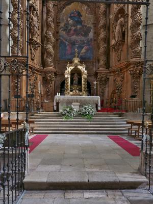 Presidido por baldaquino con Santa María del Mercado, el retablo mayor, churrigueresco, se colocó en 1714.