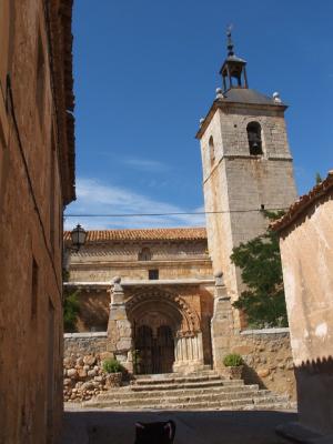 Iglesia románica del siglo XII.[9] Puerta principal.
