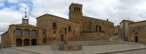 Plaza Mayor de Morón de Almazán, con la iglesia de Nuestra Señora de la Asunción y el palacio renacentista de los Mendoza