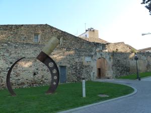 Restos del lado septentrional de la muralla del XIV puerta norte conocida com Portal del carrer Major o del Capuig).
