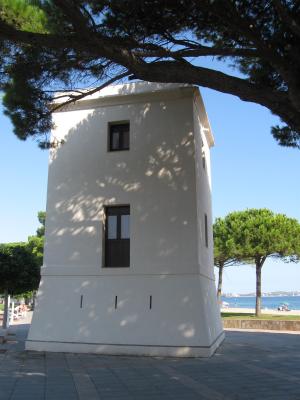 Playa Esquirols con la torre de vigilancia y de telegrafía óptica militar (siglo XIX).