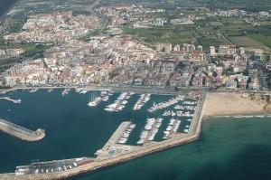 Vista aérea del puerto, barrio de la Marina, y centro de la ciudad, 2003