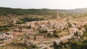 Panorámica aérea del pueblo Belmonte de San José en el Bajo Aragón