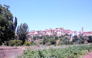 Vista parcial (meridional) de Riodeva (Teruel), desde la rambla o río de Riodeva (2017).