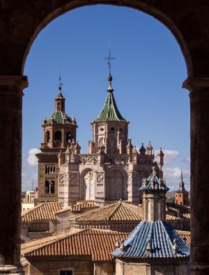 De izquierda a derecha y de arriba abajo: la plaza del Torico, la torre de la iglesia del Salvador, la portada sur de la catedral de Santa María de Mediavilla, la torre, cimborrio y cúpulas la catedral, el acueducto de Los Arcos, Dinópolis y el sepulcro de los Amantes de Teruel.