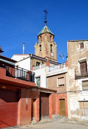 Vista parcial de Tormón (Teruel) desde la Plaza, con la torre-campanario de la parroquial al fondo (2017).