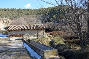 Vista de la Fuente del Lavadero en Tormón (Teruel), con el antiguo Lavadero público al fondo (2017).