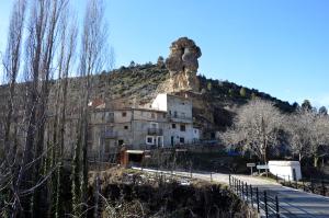 Entrada septentrional a Tormón (Teruel), con detalle del tormo del Castillo, desde la fuente del Lavadero (2017).