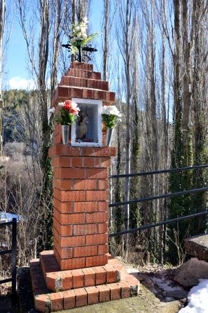 Detalle de pilón de ladrillo con imagen de la Virgen del Carmen, en la entrada septentrional de Tormón (Teruel), 2017.