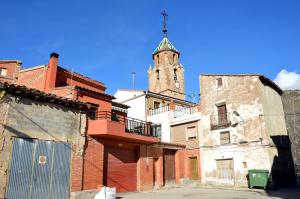 Vista parcial de Tormón (Teruel) desde la Plaza, con la torre-campanario de la parroquial al fondo (2017).
