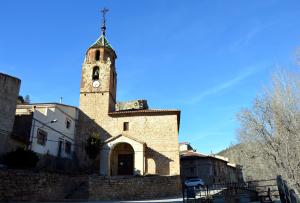 Vista frontal (meridional) de la iglesia parroquial de la Natividad en Tormón (Teruel). Siglo XVII.