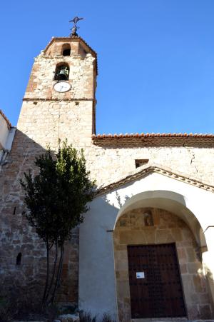 Vista parcial (meridional) de la iglesia parroquial de la Natividad en Tormón (Teruel), con detalle del atrio exterior y torre-campanario. Siglo XVII.
