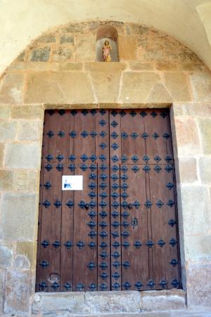 Detalle de la entrada a la iglesia parroquial de la Natividad en Tormón (Teruel). siglo XVII.