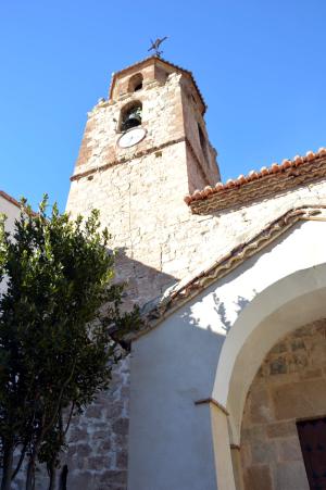 Vista parcial (meridional) de la iglesia parroquial de la Natividad en Tormón (Teruel), con detalle del atrio exterior y torre-campanario. Siglo XVII.