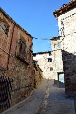 Vista parcial de la calle del Horno en Tormón (Teruel), 2017.