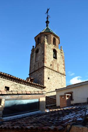 Vista parcial (suroccidental) de la torre-campanario de la iglesia parroquial de la Natividad en Tormón (Teruel), desde la calle del Horno (2017).