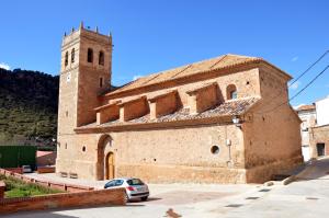 Vista general (suroriental) de la iglesia parroquial del Salvador en Tramacastiel (Teruel), siglo XVIII.