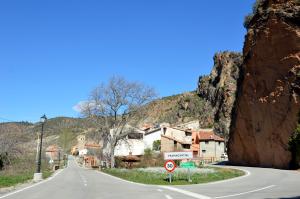 Vista parcial de Tramacastiel (Teruel), detalle de la entrada meridional al caserío, 2017.