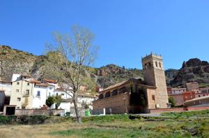 Vista parcial (occidental) del caserío de Tramacastiel (Teruel), con detalle de la torre-campanario de la parroquial, desde la margen izquierda del Regajo, 2017.