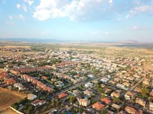 Fotografía aérea del núcleo urbano en 2018. Al fondo pueden observarse el Embalse del Guajaraz y los Montes de Toledo