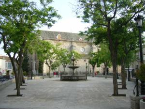 Plaza de Menasalbas con la Iglesia, al fondo.