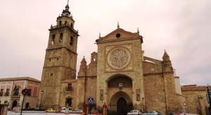 De izquierda a derecha y de arriba abajo: la basílica de Nuestra Señora del Prado, la muralla albarrana en la calle Carnicerías, vista general desde el norte, la colegiata de Santa María la Mayor y la iglesia de San Prudencio.