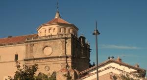 De izquierda a derecha y de arriba abajo: la basílica de Nuestra Señora del Prado, la muralla albarrana en la calle Carnicerías, vista general desde el norte, la colegiata de Santa María la Mayor y la iglesia de San Prudencio.