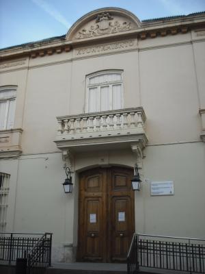 Antiguo edificio del ayuntamiento, que alberga la biblioteca municipal y el museo arqueológico.