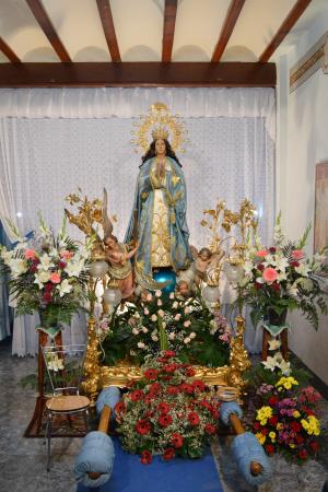 Imagen de la Inmaculada Concepción en una casa por la festividad de las Hijas de María en Pedralba como conmemoración de la Coronación de la imagen.
