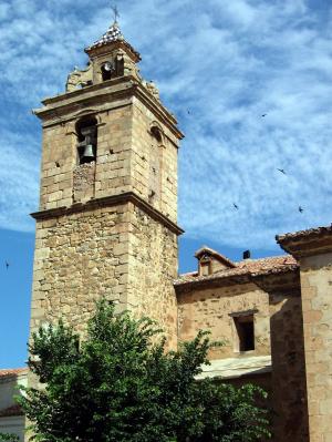 Detalle de la torre-campanario de la parroquial de Puebla de San Miguel (2004).