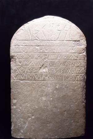 Estela funeraria ibérica, (siglo I a. C.) de Sinarcas. Museo de Prehistoria de Valencia.
