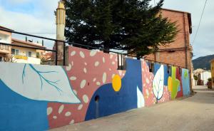 Fragmento de pintura mural en la calle del Rosario en Torrebaja (Valencia), año 2021.