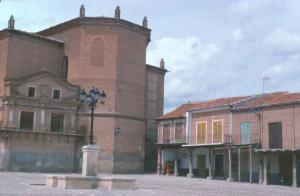 Plaza Mayor de Alaejos, junto a la Iglesia de San Pedro.