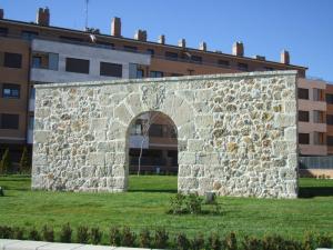 Arco que en su día fue parte de la desaparecida Iglesia de San Pedro, del año 1150 (barrio de Monasterio del Prado).[11]