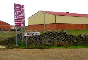 Nombre del municipio en la señal que indica la entrada a la zona urbanizada