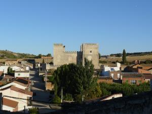 Vista de la localidad y del castillo