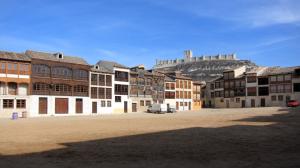 En primer plano la Plaza del Coso y en segundo el Castillo de Peñafiel.