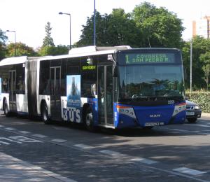 Una de las unidades dobles de AUVASA, la empresa municipal de autobuses urbanos