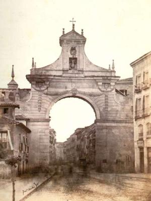 El Arco de Santiago fue levantado en 1626 por el arquitecto Francisco de Praves. Fue demolido en 1863 con la intención de facilitar el tránsito de vehículos en la calle de Santiago 