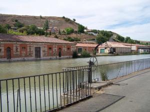 El Canal de Castilla, es la obra de ingeniería civil (hidráulica) más importante de las realizadas en el siglo XVIII y fue construido para facilitar el transporte del trigo de Castilla hacia los puertos del norte y de allí a otros mercados. Vista de la Dársena del Canal de Castilla de Valladolid 