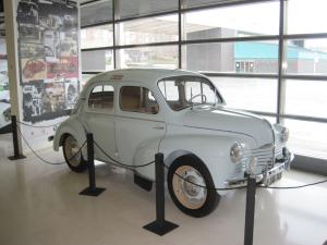 El Renault 4CV fue fabricado por FASA-Renault en la factoría de Valladolid. La compañía se estableció en 1951 en la ciudad como FASA (Fabricación de Automóviles Sociedad Anónima) y desde entonces se ha convertido en un importante puntal de la economía local y regional