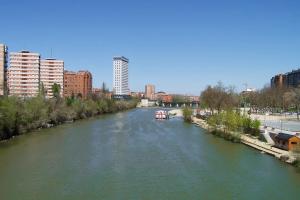El río Pisuerga a su paso por Valladolid, con el Puente Mayor al fondo, a su izquierda el Edificio Duque de Lerma y a su derecha la Playa de las Moreras. También se observa el barco Leyenda del Pisuerga atracado. El caudal medio de este río lo convierte en el principal afluente del Duero. De hecho, en su confluencia, en Pesqueruela, el caudal del Pisuerga es mucho mayor que el del Duero. Un dicho popular dice: El Duero lleva la fama y el Pisuerga el agua