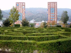 Jardín botánico, Torres de San Vicente y Megapark. Al fondo el monte Argalario